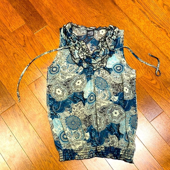 Sleeveless summer top with ruffled neckline - Picture 2 of 7